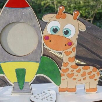 Intra απο ξύλο plywood 3mm-4mm πάχος – ξύλο χαριτωμένη καμηλοπάρδαλη με κορνίζα πυραύλων για παιδικό δωμάτιο 40x40 cm INTRAVECTRY-MY555520 - Image 1