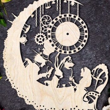 Intra απο ξύλο plywood 3mm-4mm πάχος – Ξύλινο ρολόι τοίχου με θέμα την Αλίκη στη χώρα των θαυμάτων 25x25 cm INTRAVECTRY-MY555528 - Image 1