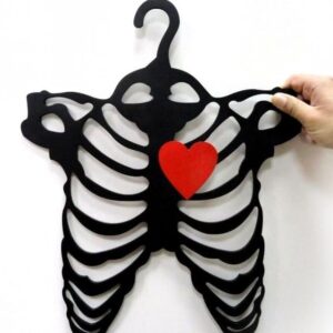 Intra απο ξύλο plywood 3mm-4mm πάχος – Κρεμάστρα ρούχων Skeleton με λίμα καρδιάς 35x40 cm INTRAVECTRY-MY555831