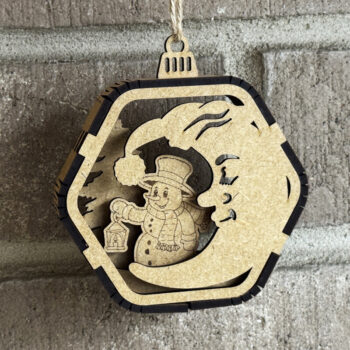 Intra απο ξύλο plywood 3mm-4mm πάχος Χριστουγεννιάτικο στολίδι με φεγγάρι και χιονάνθρωπο Δίασταση 3x3 cm INTRAFABR-111486419 - Image 1