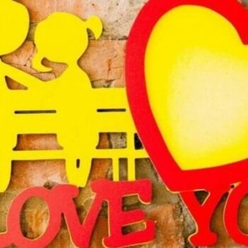 Intra απο ξύλο plywood 3mm-4mm πάχος – Ζευγάρι που κάθεται σε έναν πάγκο ξύλο κορνίζας με αγάπη καρδιά 50x60 cm INTRAVECTRY-MY560612 - Image 1