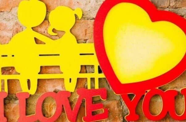 Intra απο ξύλο plywood 3mm-4mm πάχος – Ζευγάρι που κάθεται σε έναν πάγκο ξύλο κορνίζας με αγάπη καρδιά 20x20 cm INTRAVECTRY-MY556404