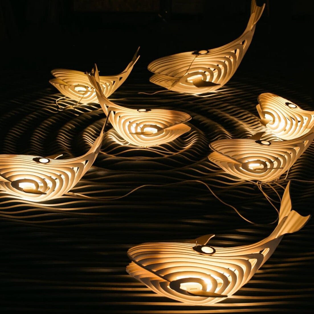 Intra απο ξύλο plywood 3mm-4mm πάχος – ξύλο πολλαπλών στρώσεων Ξύλινο Φωτιστικό Φάλαινας 25x25 cm INTRAVECTRY-MY557954