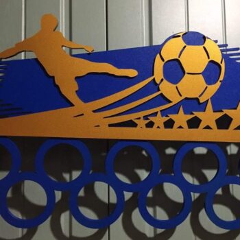 Intra απο ξύλο plywood 3mm-4mm πάχος – Κρεμάστρα επίδειξης μεταλλίων ποδοσφαίρου με αστέρια 10x10 cm INTRAVECTRY-MY556614 - Image 1