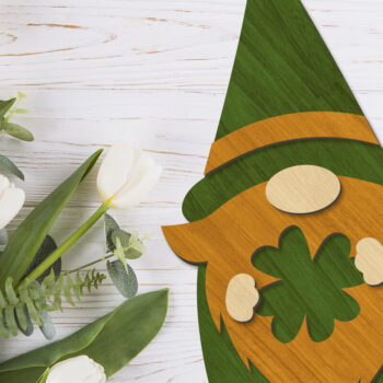 Intra απο ξύλο plywood 3mm-4mm πάχος – Διακοσμητικό Gnome του Patrick's Day, κομμένο αρχείο Δίασταση 40x30 cm INTRAFABR-91168046 - Image 1