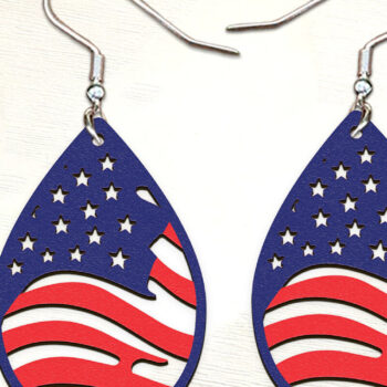 Intra απο ξύλο plywood 3mm-4mm πάχος – Patriotic Flag Teadrop Σκουλαρίκια . Δίασταση  5x5 cm INTRAFABR-123567927 - Image 1