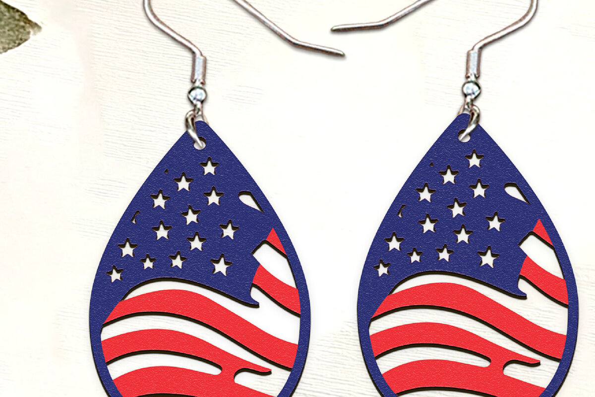Intra απο ξύλο plywood 3mm-4mm πάχος – Patriotic Flag Teadrop Σκουλαρίκια . Δίασταση  5x5 cm INTRAFABR-123567927