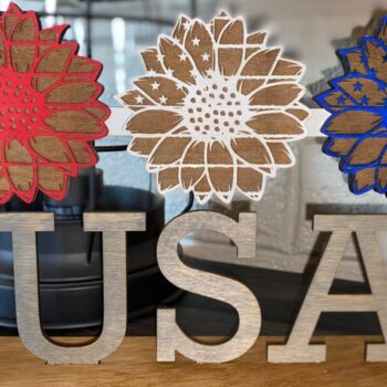 Intra απο ξύλο plywood 3mm-4mm πάχος – Patriotic Sunflowers Shelf Sitter Δίασταση  20x20 cm INTRAFABR-28685052 - Image 1