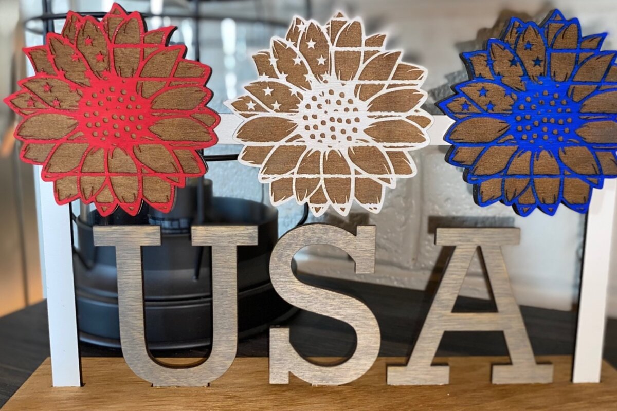 Intra απο ξύλο plywood 3mm-4mm πάχος – Patriotic Sunflowers Shelf Sitter Δίασταση  20x20 cm INTRAFABR-28685052