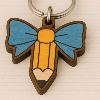 Intra απο ξύλο plywood 3mm-4mm πάχος – Μολύβι με μπρελόκ με φιόγκο Δίασταση  5x5 cm INTRAFABR-120897270 - Image 1