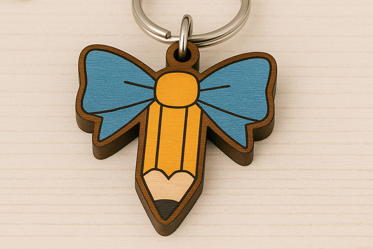 Intra απο ξύλο plywood 3mm-4mm πάχος – Μολύβι με μπρελόκ με φιόγκο Δίασταση  5x5 cm INTRAFABR-120897270