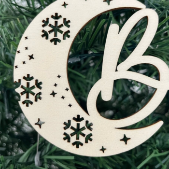 Intra απο ξύλο plywood 3mm-4mm πάχος – Εξατομικευμένα μπιχλιμπίδια αλφαβήτου με νιφάδες χιονιού Δίασταση 20x20 cm INTRAFABR-106528978 - Image 1