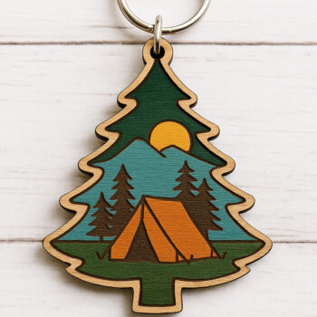 Intra απο ξύλο plywood 3mm-4mm πάχος – Μπρελόκ Camping Pine Tree Δίασταση  5x5 cm INTRAFABR-120685102 - Image 1