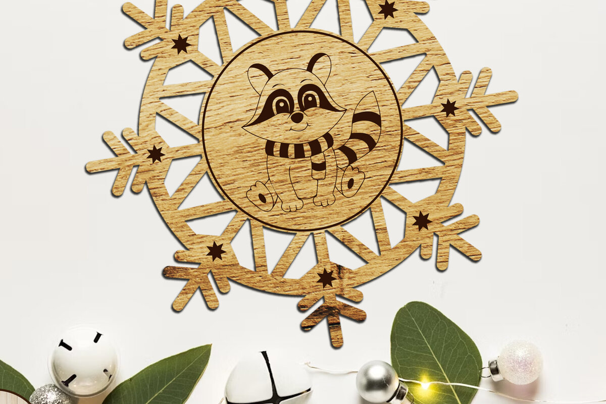 Intra απο ξύλο plywood 3mm-4mm πάχος – Στολίδι για χριστουγεννιάτικο δέντρο με ρακούν Δίασταση  20x20 cm INTRAFABR-108814554