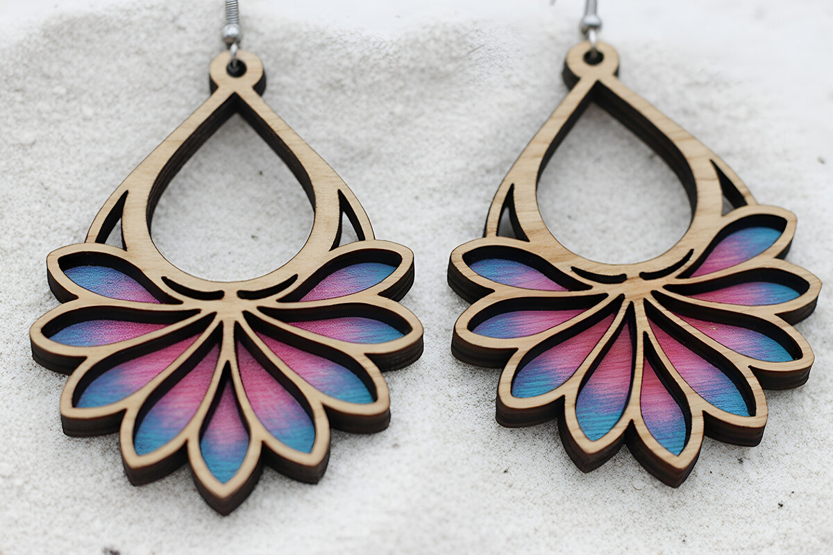 Intra απο ξύλο plywood 3mm-4mm πάχος – Σκουλαρίκια Rainbow Petal Teardrop Δίασταση  5x5 cm INTRAFABR-121541823