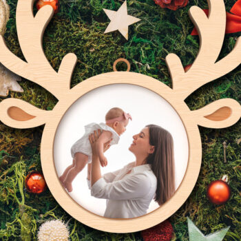 Intra απο ξύλο plywood 3mm-4mm πάχος – Χριστουγεννιάτικη κορνίζα με κέρατα ταράνδων Δίασταση 20x20 cm INTRAFABR-107386144 - Image 1