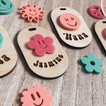 Intra απο ξύλο plywood 3mm-4mm πάχος – Ρετρό Smiley Μπρελόκ Δίασταση  5x5 cm INTRAFABR-74516536 - Image 1