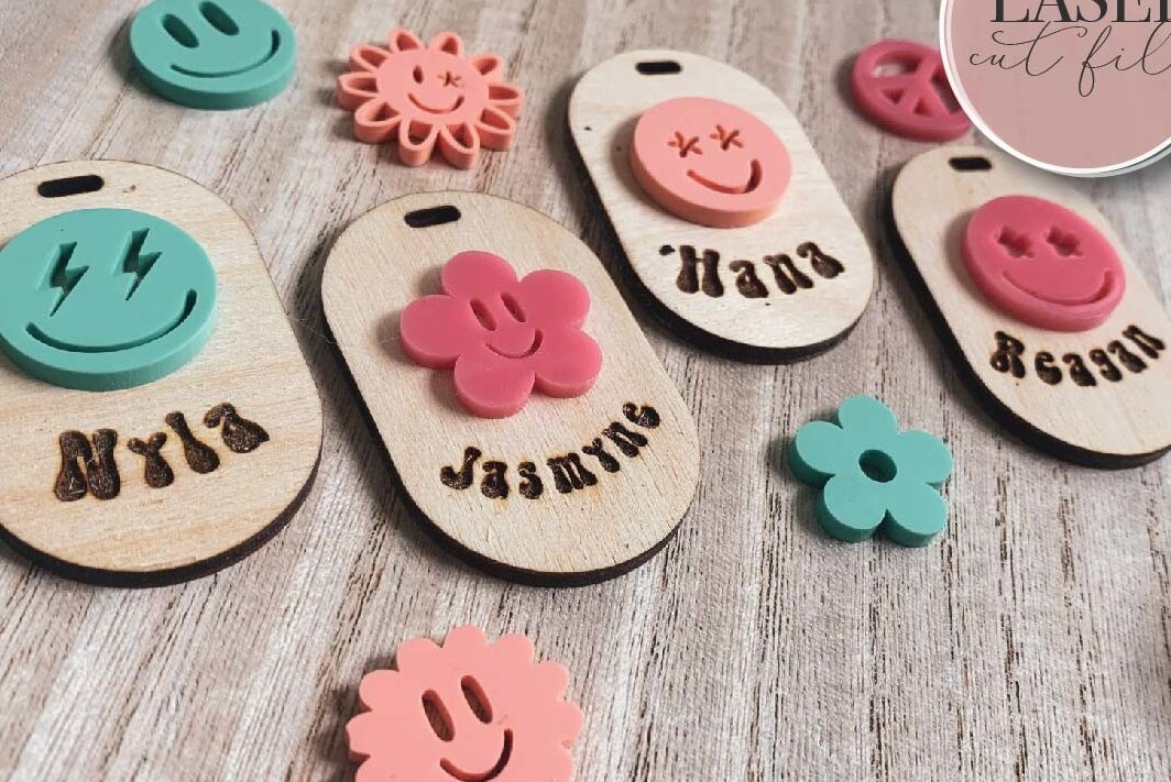 Intra απο ξύλο plywood 3mm-4mm πάχος – Ρετρό Smiley Μπρελόκ Δίασταση  5x5 cm INTRAFABR-74516536