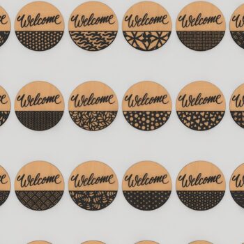 Intra απο ξύλο plywood 3mm-4mm πάχος – Στρογγυλή κρεμάστρα πόρτας Μοτίβο επιγραφών καλωσορίσματος Δίασταση 20x20 cm INTRAFABR-41729453 - Image 1