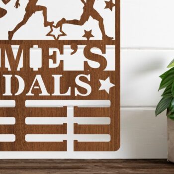 Intra απο ξύλο plywood 3mm-4mm πάχος – Δρομέας Ανδρικό Όνομα Κάτοχου Μεταλλίου Laser Δίασταση  20x20 cm INTRAFABR-73715784 - Image 1