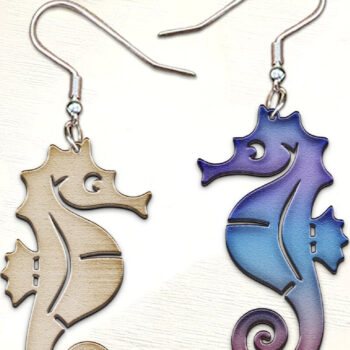 Intra απο ξύλο plywood 3mm-4mm πάχος – Σκουλαρίκια Ιππόκαμπος. Θαλάσσια ζώα Δίασταση  5x5 cm INTRAFABR-122493665 - Image 1