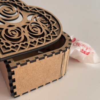 Intra απο ξύλο plywood 3mm-4mm πάχος – Σετ 9 Ξύλινες Κουτιά Δώρου σε σχήμα καρδιάς Δίασταση  20x20 cm INTRAFABR-115590659 - Image 13