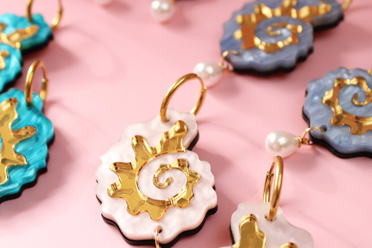 Intra απο ξύλο plywood 3mm-4mm πάχος –  λέιζερ σκουλαρίκι με χαραγμένο κέλυφος Δίασταση  5x5 cm INTRAFABR-124401482