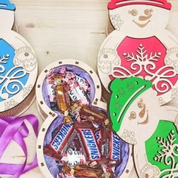 Intra απο ξύλο plywood 3mm-4mm πάχος – Χριστουγεννιάτικο δώρο Χριστουγεννιάτικο κουτί χιονάνθρωπος Δίασταση  20x20 cm INTRAFABR-38314344 - Image 1