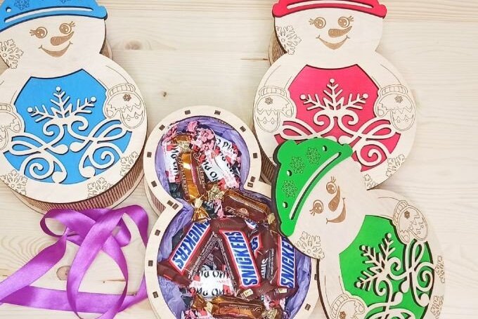 Intra απο ξύλο plywood 3mm-4mm πάχος – Χριστουγεννιάτικο δώρο Χριστουγεννιάτικο κουτί χιονάνθρωπος Δίασταση  20x20 cm INTRAFABR-38314344