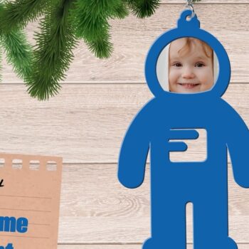 Intra απο ξύλο plywood 3mm-4mm πάχος – Διαστημική κορνίζα με μπρελόκ, αστροναύτης Δίασταση  5x5 cm INTRAFABR-83382350 - Image 1