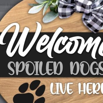 Intra απο ξύλο plywood 3mm-4mm πάχος – Πινακίδα πόρτας ζουν εδώ χαλασμένα σκυλιά Δίασταση  20x20 cm INTRAFABR-32842238 - Image 1