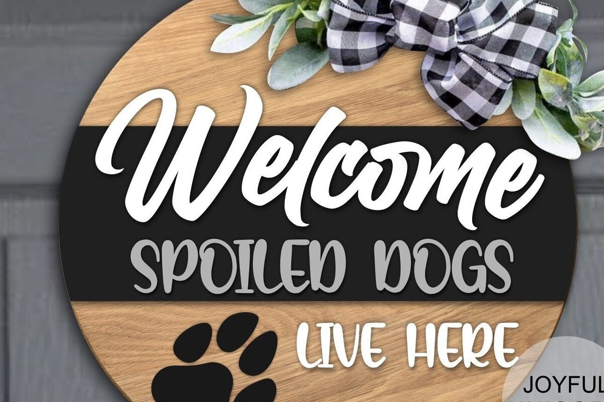 Intra απο ξύλο plywood 3mm-4mm πάχος – Πινακίδα πόρτας ζουν εδώ χαλασμένα σκυλιά Δίασταση  20x20 cm INTRAFABR-32842238