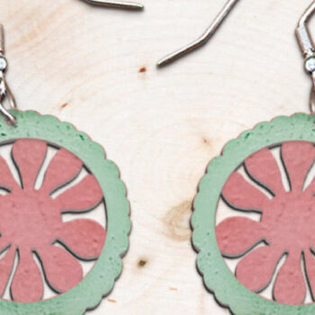 Intra απο ξύλο plywood 3mm-4mm πάχος – Ανοιξιάτικα σκουλαρίκια με λουλούδια με λέιζερ. Δίασταση  5x5 cm INTRAFABR-115397020 - Image 1