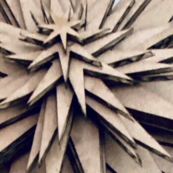 Intra απο ξύλο plywood 3mm-4mm πάχος – Αποκοπή λέιζερ στοιβαγμένων αστεριών Δίασταση  20x20 cm INTRAFABR-36872072 - Image 1