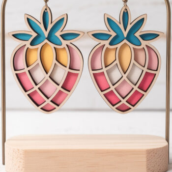 Intra απο ξύλο plywood 3mm-4mm πάχος – Σκουλαρίκια με στρώσεις φράουλα Δίασταση 5x5 cm INTRAFABR-122357181 - Image 1