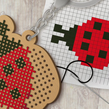 Intra απο ξύλο plywood 3mm-4mm πάχος – Κοπή με λέιζερ μπρελόκ με καλοκαιρινή σταυροβελονιά Δίασταση  5x5 cm INTRAFABR-123770148 - Image 1