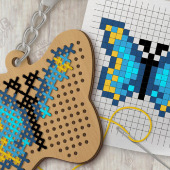 Intra απο ξύλο plywood 3mm-4mm πάχος – Κοπή με λέιζερ μπρελόκ με καλοκαιρινή σταυροβελονιά Δίασταση  5x5 cm INTRAFABR-123505264 - Image 1