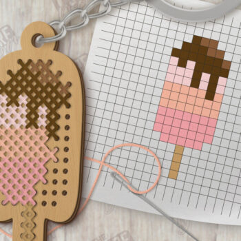 Intra απο ξύλο plywood 3mm-4mm πάχος – Κοπή με λέιζερ μπρελόκ με καλοκαιρινή σταυροβελονιά Δίασταση  5x5 cm INTRAFABR-123505272 - Image 1