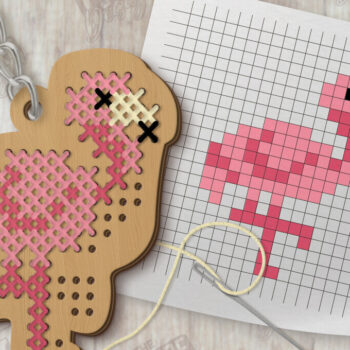 Intra απο ξύλο plywood 3mm-4mm πάχος – Κοπή με λέιζερ μπρελόκ με καλοκαιρινή σταυροβελονιά Δίασταση  5x5 cm INTRAFABR-123505277 - Image 1