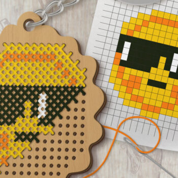 Intra απο ξύλο plywood 3mm-4mm πάχος – Κοπή με λέιζερ μπρελόκ με καλοκαιρινή σταυροβελονιά Δίασταση  5x5 cm INTRAFABR-123770139 - Image 1