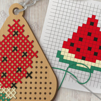 Intra απο ξύλο plywood 3mm-4mm πάχος – Κοπή με λέιζερ μπρελόκ με καλοκαιρινή σταυροβελονιά Δίασταση  5x5 cm INTRAFABR-123770140 - Image 1