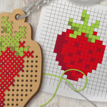 Intra απο ξύλο plywood 3mm-4mm πάχος – Κοπή με λέιζερ μπρελόκ με καλοκαιρινή σταυροβελονιά Δίασταση  5x5 cm INTRAFABR-123770145 - Image 1