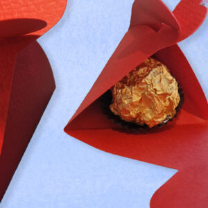 Intra απο ξύλο plywood 3mm-4mm πάχος – Τριγωνικό κουτί με κλείσιμο καρδιών Δίασταση 20x20 cm INTRAFABR-102133639