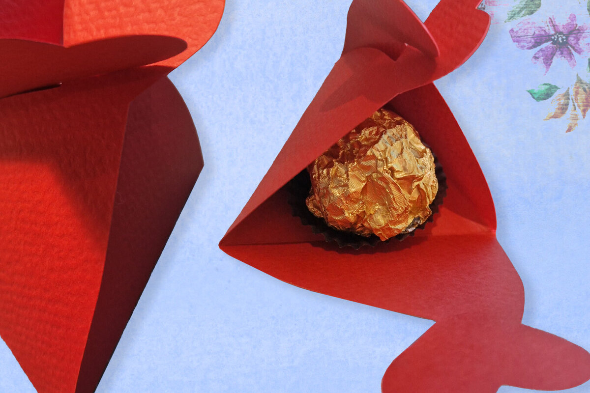 Intra απο ξύλο plywood 3mm-4mm πάχος – Τριγωνικό κουτί με κλείσιμο καρδιών Δίασταση  20x20 cm INTRAFABR-102133639