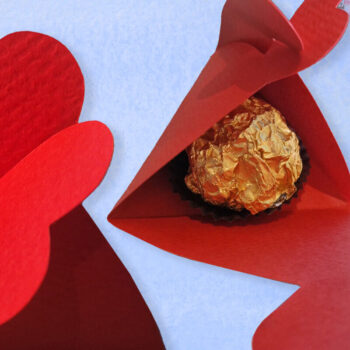 Intra απο ξύλο plywood 3mm-4mm πάχος – Τριγωνικό κουτί με κλείσιμο καρδιών Δίασταση 20x20 cm INTRAFABR-102133639 - Image 2