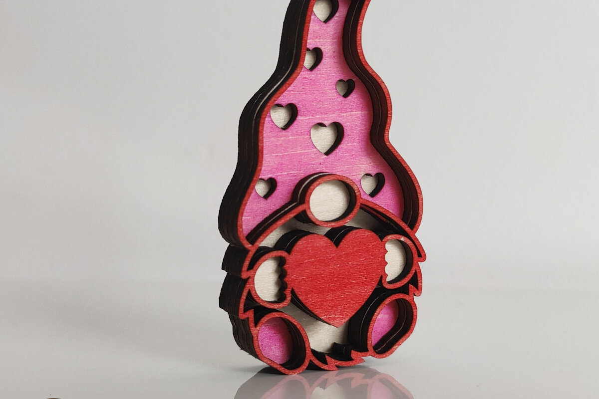 Intra απο ξύλο plywood 3mm-4mm πάχος – Ημέρα του Αγίου Βαλεντίνου Gnome με καρδιά πρότυπο Δίασταση  20x20 cm INTRAFABR-115526143