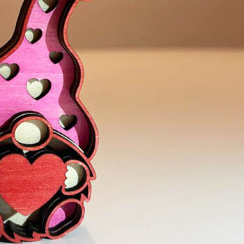 Intra απο ξύλο plywood 3mm-4mm πάχος – Ημέρα του Αγίου Βαλεντίνου Gnome με καρδιά πρότυπο Δίασταση  20x20 cm INTRAFABR-115526143 - Image 2