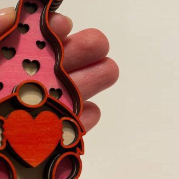 Intra απο ξύλο plywood 3mm-4mm πάχος – Ημέρα του Αγίου Βαλεντίνου Gnome με καρδιά πρότυπο Δίασταση  20x20 cm INTRAFABR-115526143 - Image 6