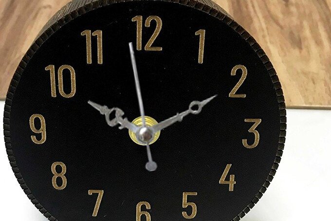 Intra απο ξύλο plywood 3mm-4mm πάχος – Ξύλινο ρολόι γραφείου Δίασταση  20x20 cm INTRAFABR-37888960