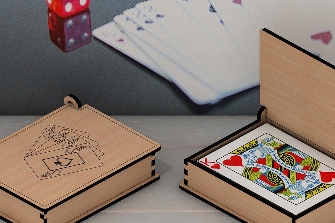 Intra απο ξύλο plywood 3mm-4mm πάχος – Ξύλινο κουτί με τραπουλόχαρτα / κουτί κοπής με λέιζερ Δίασταση  20x20 cm INTRAFABR-43541814